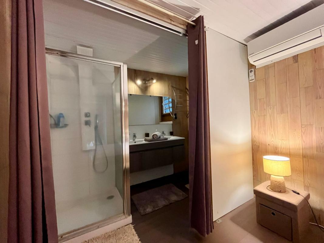 villa-avec-jacuzzi-vue-mer-tartane-caravelle - douche